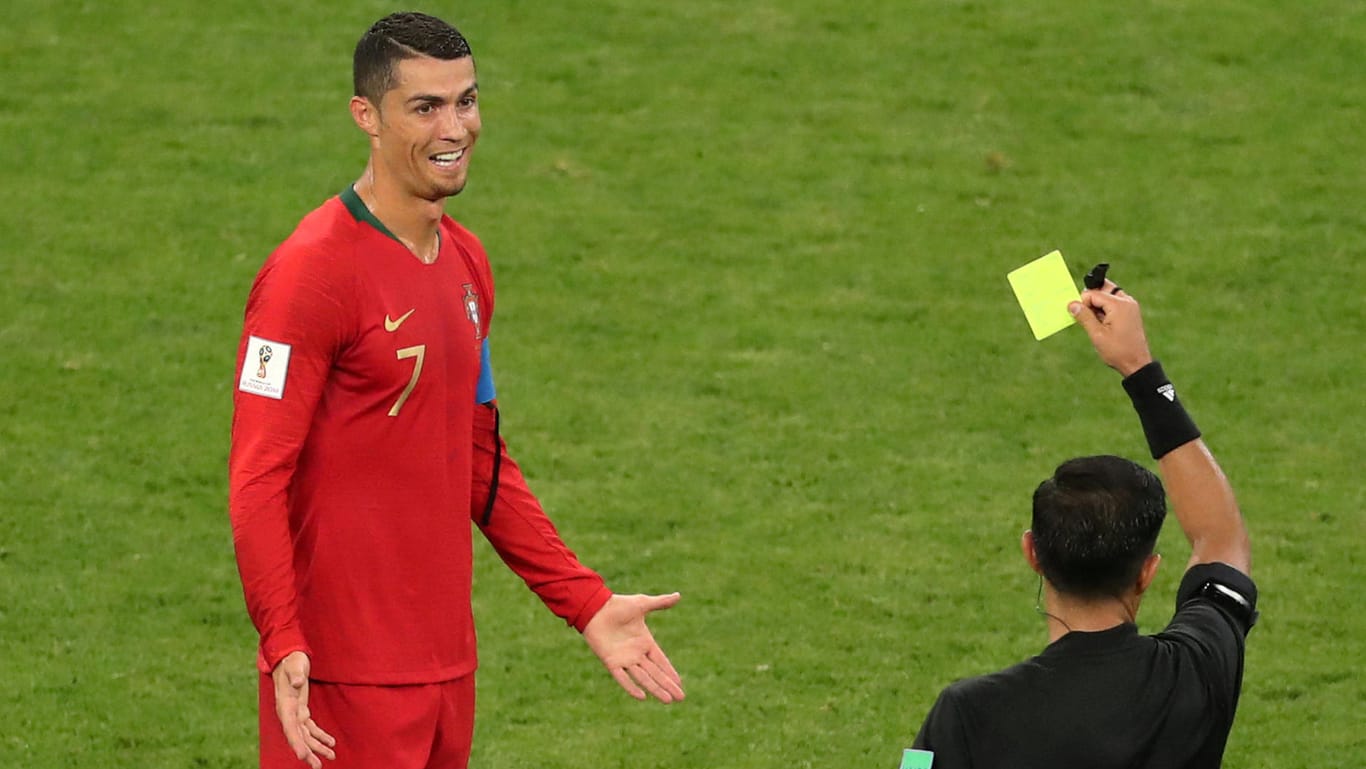 Cristiano Ronaldo bekommt die Gelbe Karte nach einem Foul bei der Partie gegen den Iran: Zuvor hatte der Schiedsrichter den Videobeweis in Anspruch genommen.