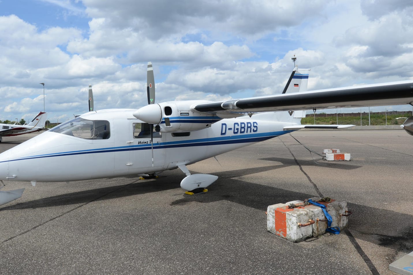 Ein Hagelflieger in Stuttgart: Sie sollen die Bürger angeblich vor gefährlichen Hagelkörnern schützen – ganz großer Unsinn, sagt Wetterexperte Jörg Kachelmann.