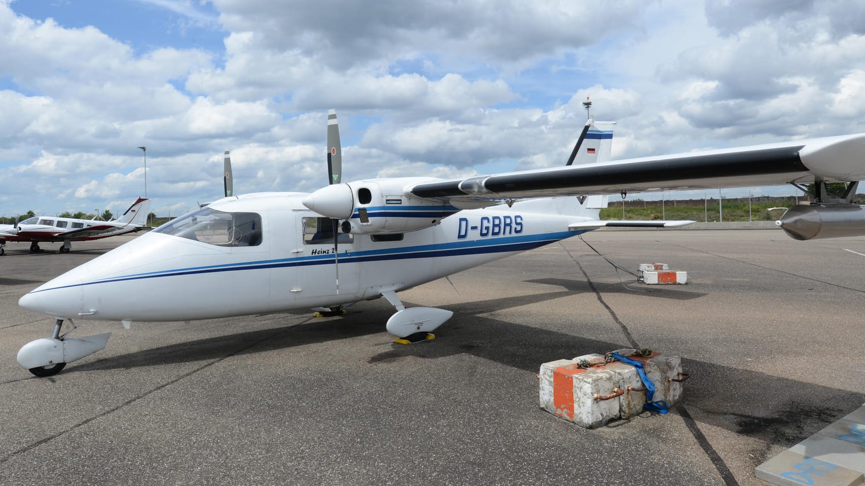 Ein Hagelflieger in Stuttgart: Sie sollen die Bürger angeblich vor gefährlichen Hagelkörnern schützen – ganz großer Unsinn, sagt Wetterexperte Jörg Kachelmann.