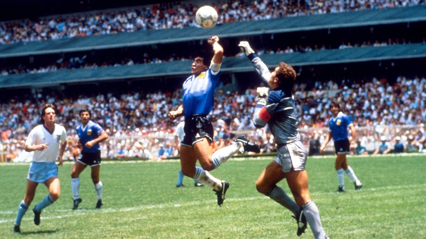 Fußball-WM 1986 in Mexiko: Maradona trifft im Viertelfinale gegen England zum 1:0. Die "Hand Gottes" war geboren.