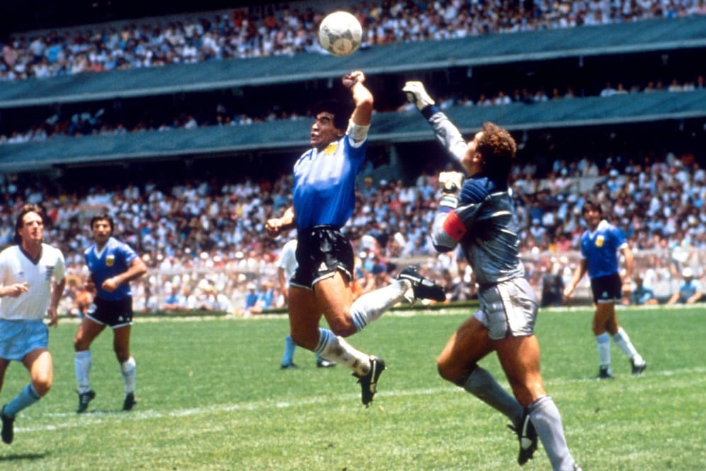Fußball-WM 1986 in Mexiko: Maradona trifft im Viertelfinale gegen England zum 1:0. Die "Hand Gottes" war geboren.