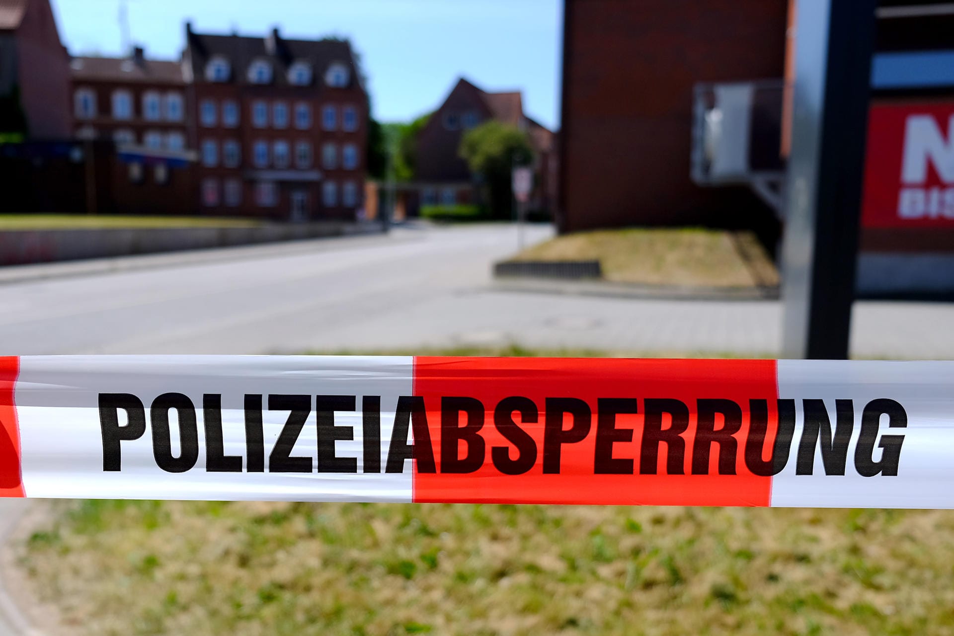 Ein Absperrband der Polizei: Mit der Evakuierung ist bereits begonnen worden. (Symbolbild)