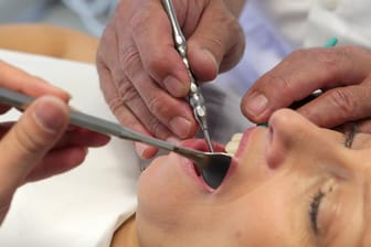 Patientin beim Zahnarzt: Google muss auf gerichtliche Anordnung hin die negative Bewertung für einen Lübecker Kieferorthopäden entfernen.