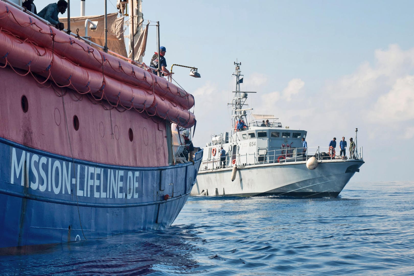 Das Rettungsschiff "Lifeline" im Mittelmeer: Das Schiff kann am Mittwochabend in Malta anlegen.