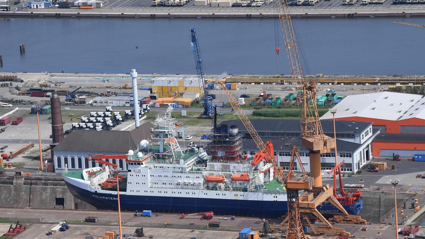 Die Luftaufnahme zeigt die "Polarstern", die im Trockendock der Lloyd Werft liegt. (Archivbild)