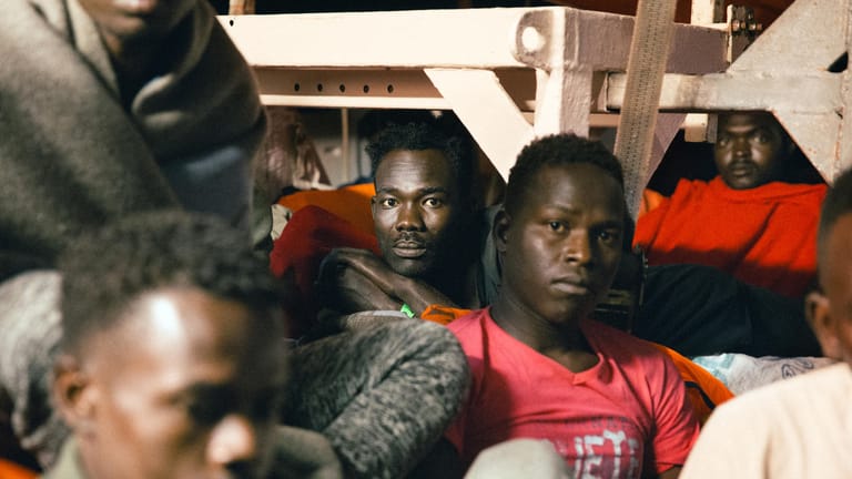 Flüchtlinge auf dem deutschen Rettungsschiff "Lifeline": Die Situation wurde zuletzt immer kritischer, sagen Helfer.