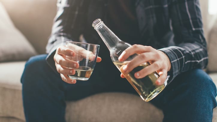 Alkoholismus: Verbände kritisieren den gesellschaftlichen Umgang mit der Droge Alkohol.