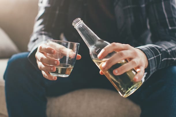 Alkoholismus: Verbände kritisieren den gesellschaftlichen Umgang mit der Droge Alkohol.