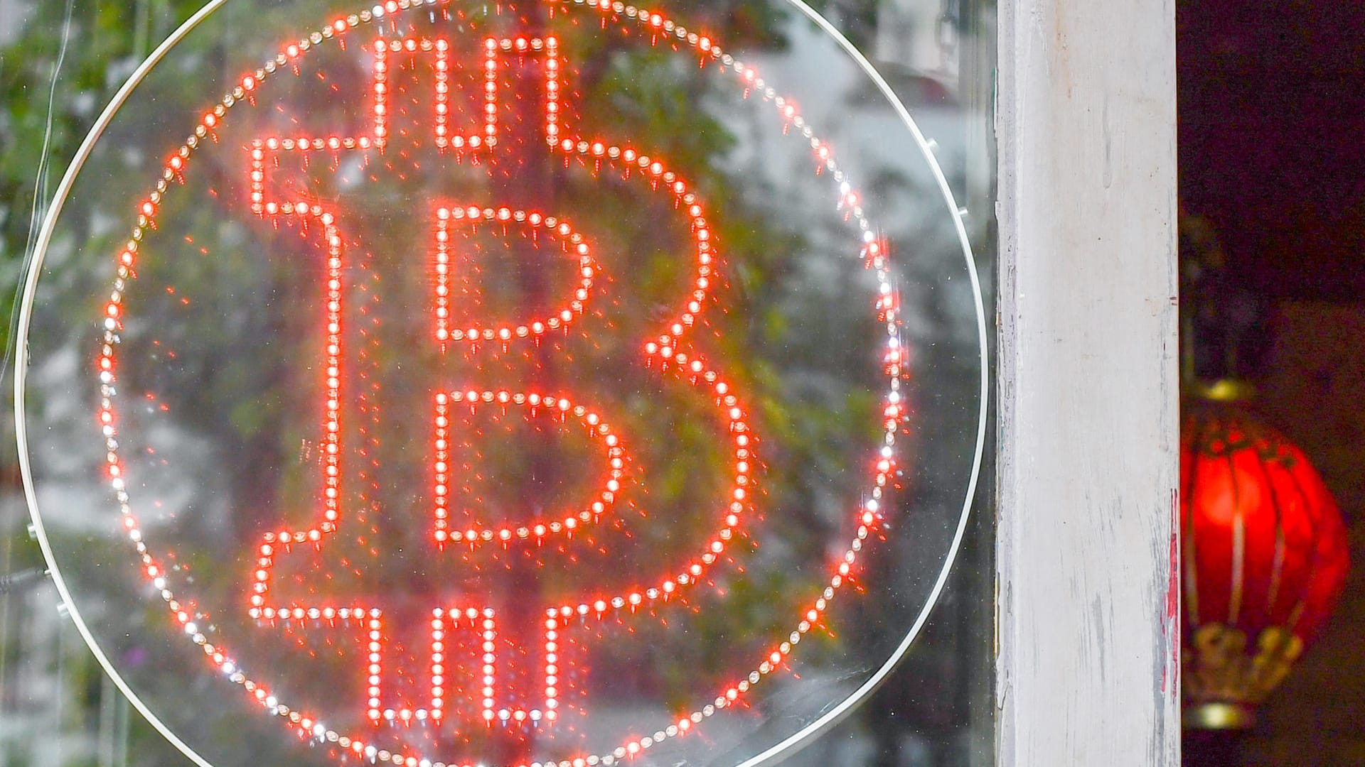 Ein Bitcoin-Logo hängt im Schaufenster: Derzeit liegt die wohl bekannteste Kryptowährung bei 6.000 – und nicht mehr 20.000 – Dollar. (Archivbild) Ein Bitcoin-Logo hängt im Schaufenster: Derzeit liegt die wohl bekannteste Kryptowährung bei 6.000 – und nicht mehr 20.000 – Dollar. (Archivbild)