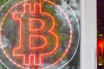 Ein Bitcoin-Logo hängt im Schaufenster: Derzeit liegt die wohl bekannteste Kryptowährung bei 6.000 – und nicht mehr 20.000 – Dollar. (Archivbild)