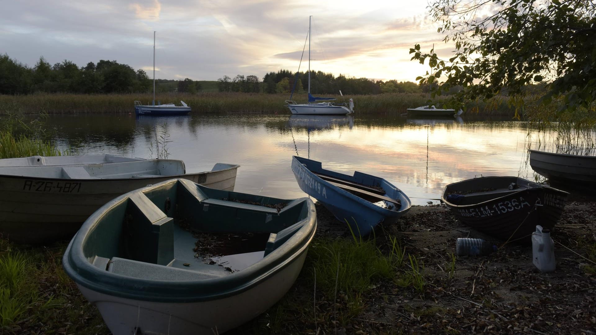 Masuren: Boote am Ufer des Sees Narie bei Kretowiny.