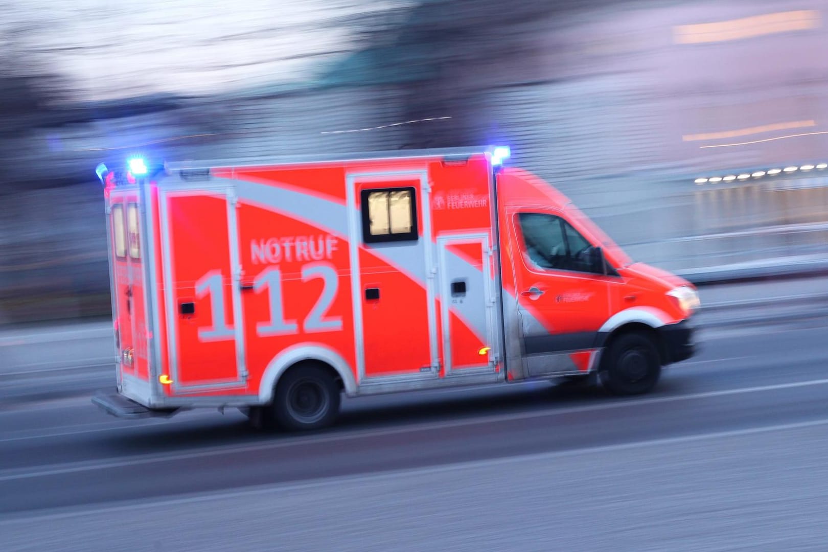 Ein Notarztwagen: Der 78-Jährige kam ins Krankenhaus. (Archivbild)