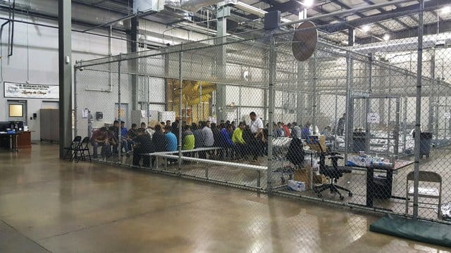 Käfige für Flüchtlinge, die im Zusammenhang mit illegalen Grenzübertritten in Gewahrsam genommen wurden. Käfige für Flüchtlinge, die im Zusammenhang mit illegalen Grenzübertritten in Gewahrsam genommen wurden.