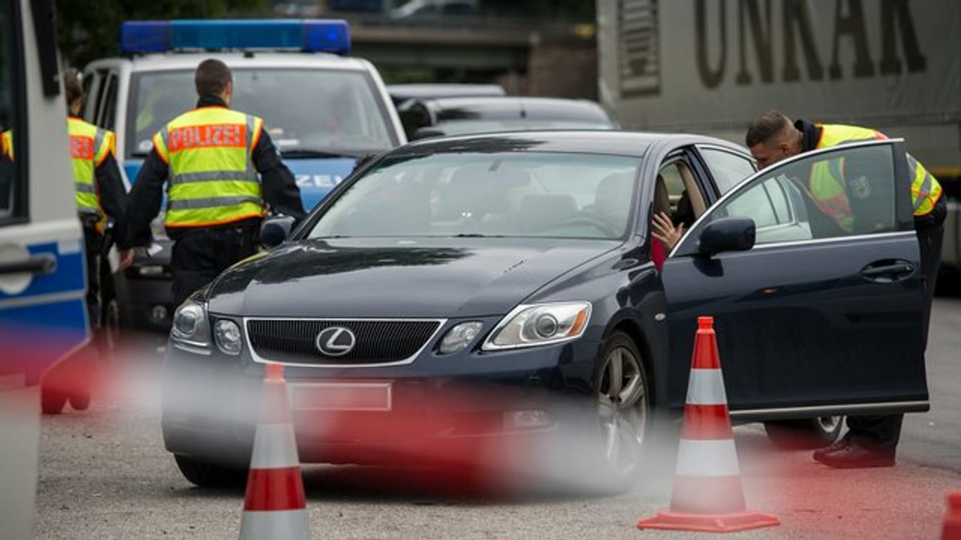 Polizisten kontrollieren an der Grenze bei Bad Reichenhall ein Fahrzeug, in dem sie eine unerlaubt eingereiste Frau und ein Mädchen aus Syrien gefunden haben.