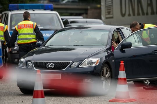 Polizisten kontrollieren an der Grenze bei Bad Reichenhall ein Fahrzeug, in dem sie eine unerlaubt eingereiste Frau und ein Mädchen aus Syrien gefunden haben.