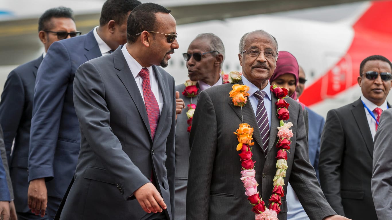Der äthiopische Premier Abiy Ahmed (l.) empfängt den eritreischen Außenminister Osman Sale (r.): Seit 2000 hatte es zwischen den Ländern keine diplomatischen Kontakte gegeben.