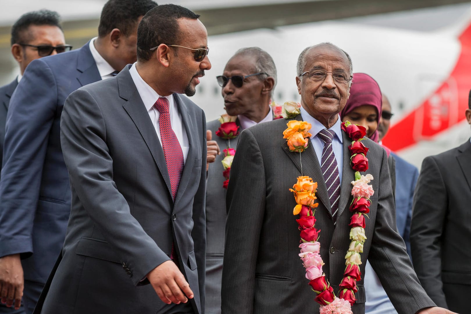 Der äthiopische Premier Abiy Ahmed (l.) empfängt den eritreischen Außenminister Osman Sale (r.): Seit 2000 hatte es zwischen den Ländern keine diplomatischen Kontakte gegeben.