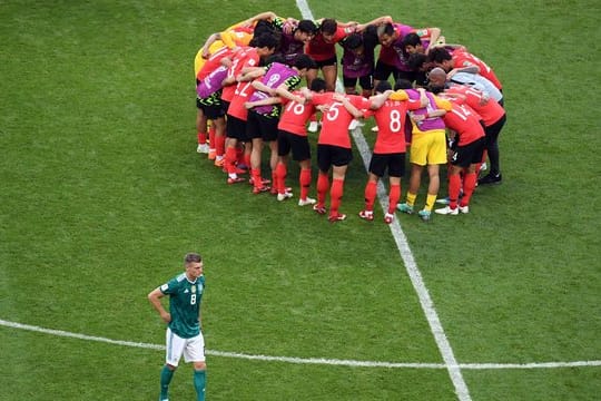 Die Mannschaft aus Südkorea bildet nach dem Spiel einen Kreis, während Toni Kroos den Platz verlässt.