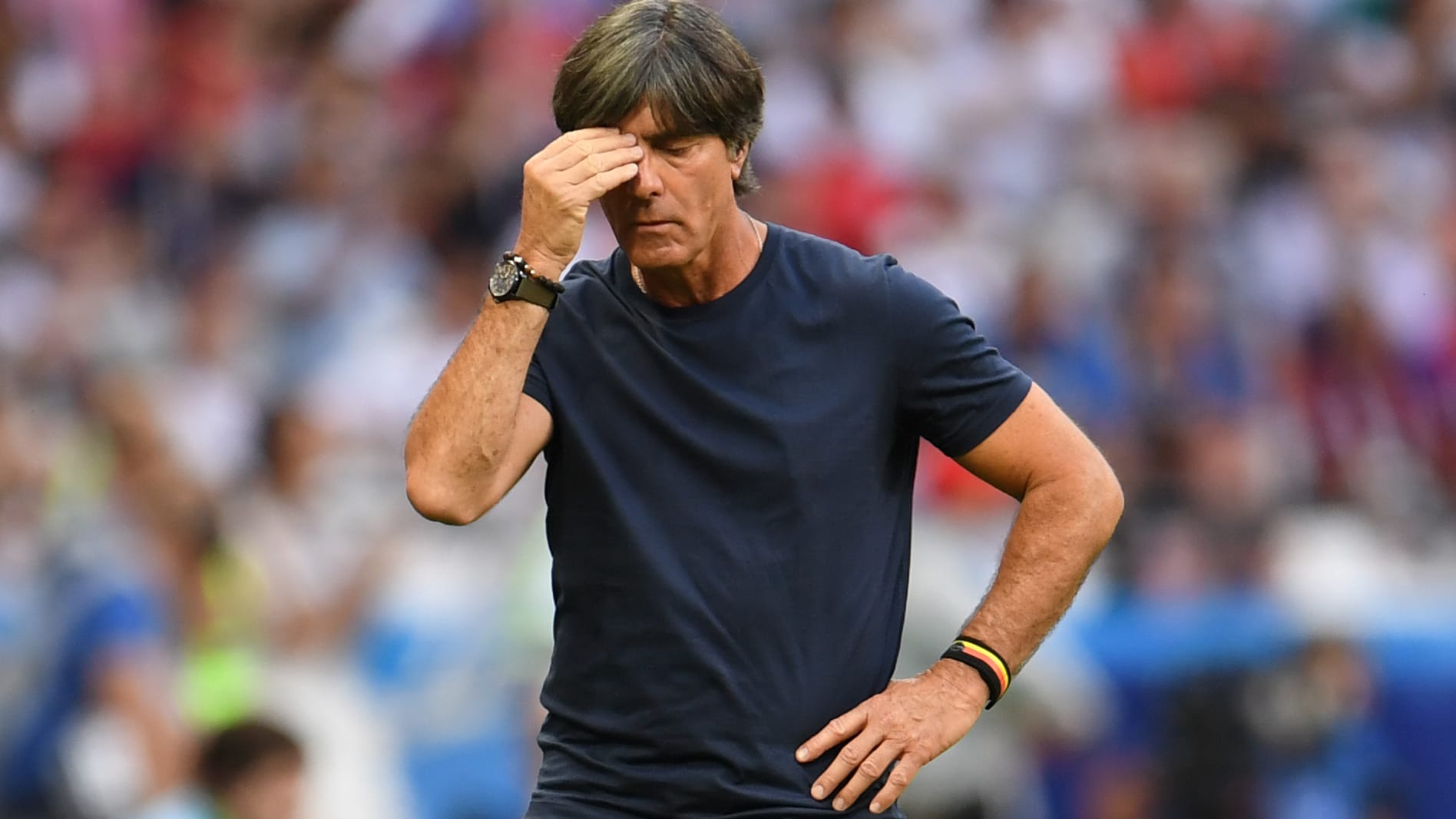 Joachim Löw fasst sich an den Kopf. Er gab sich in den letzten Wochen stets gelassen. Nun ist er raus.