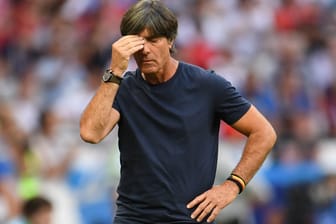 Joachim Löw fasst sich an den Kopf. Er gab sich in den letzten Wochen stets gelassen. Nun ist er raus.