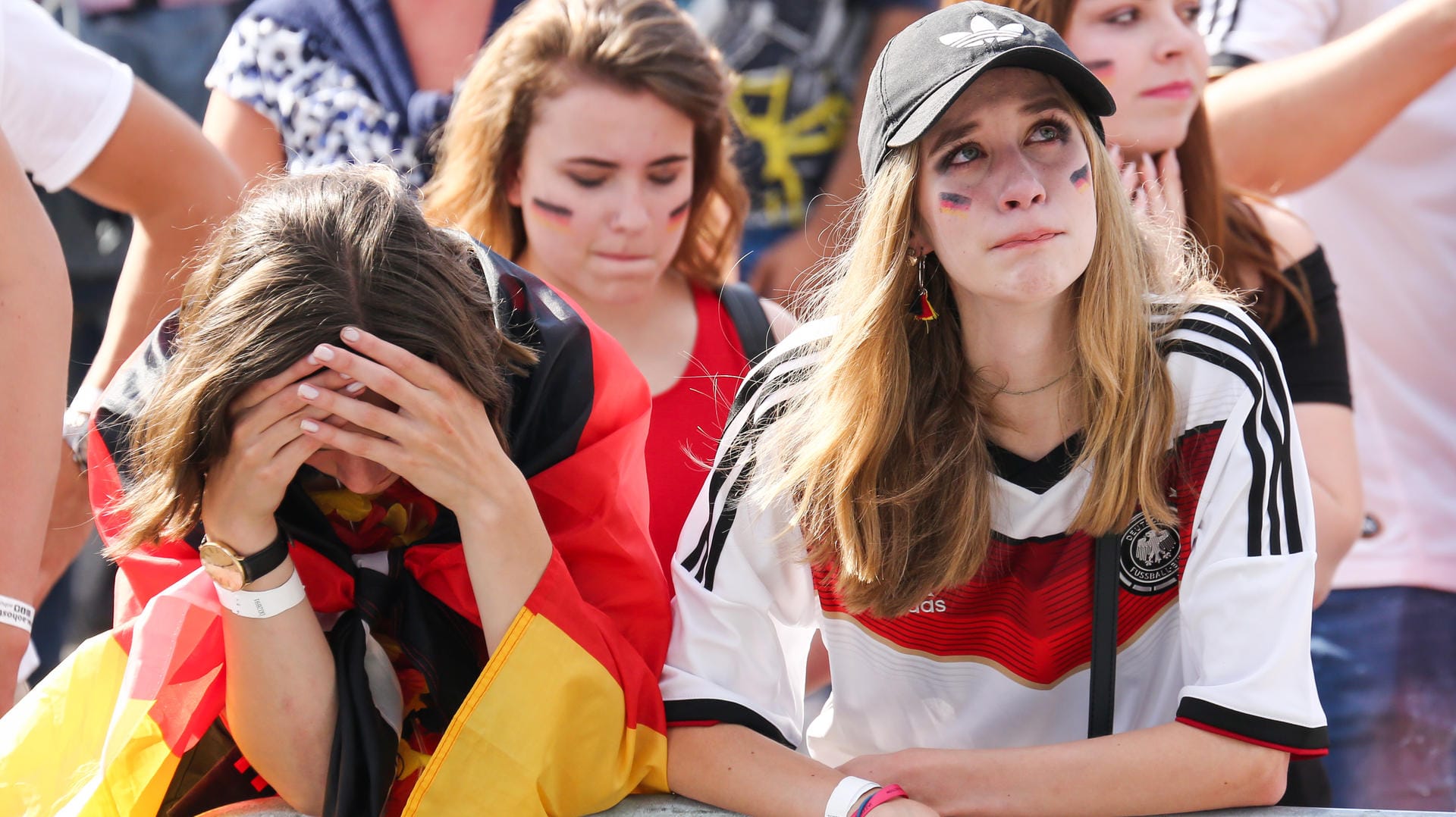 Enttäuschung auf der Fanmeile in Hamburg: Deutschland-Fans betrauern das historische Aus der DFB-Elf.