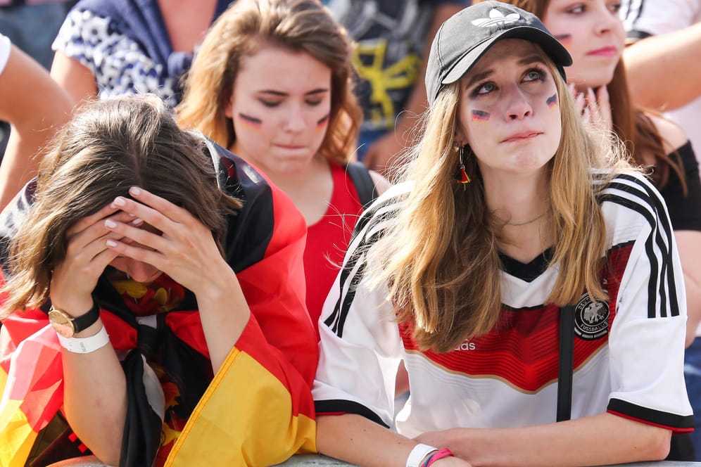 Enttäuschung auf der Fanmeile in Hamburg: Deutschland-Fans betrauern das historische Aus der DFB-Elf.