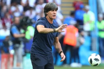 Joachim Löw während des Spiels gegen Südkorea: Der Bundestrainer muss das schlechteste Abschneiden einer deutschen Elf bei einer WM verkraften.