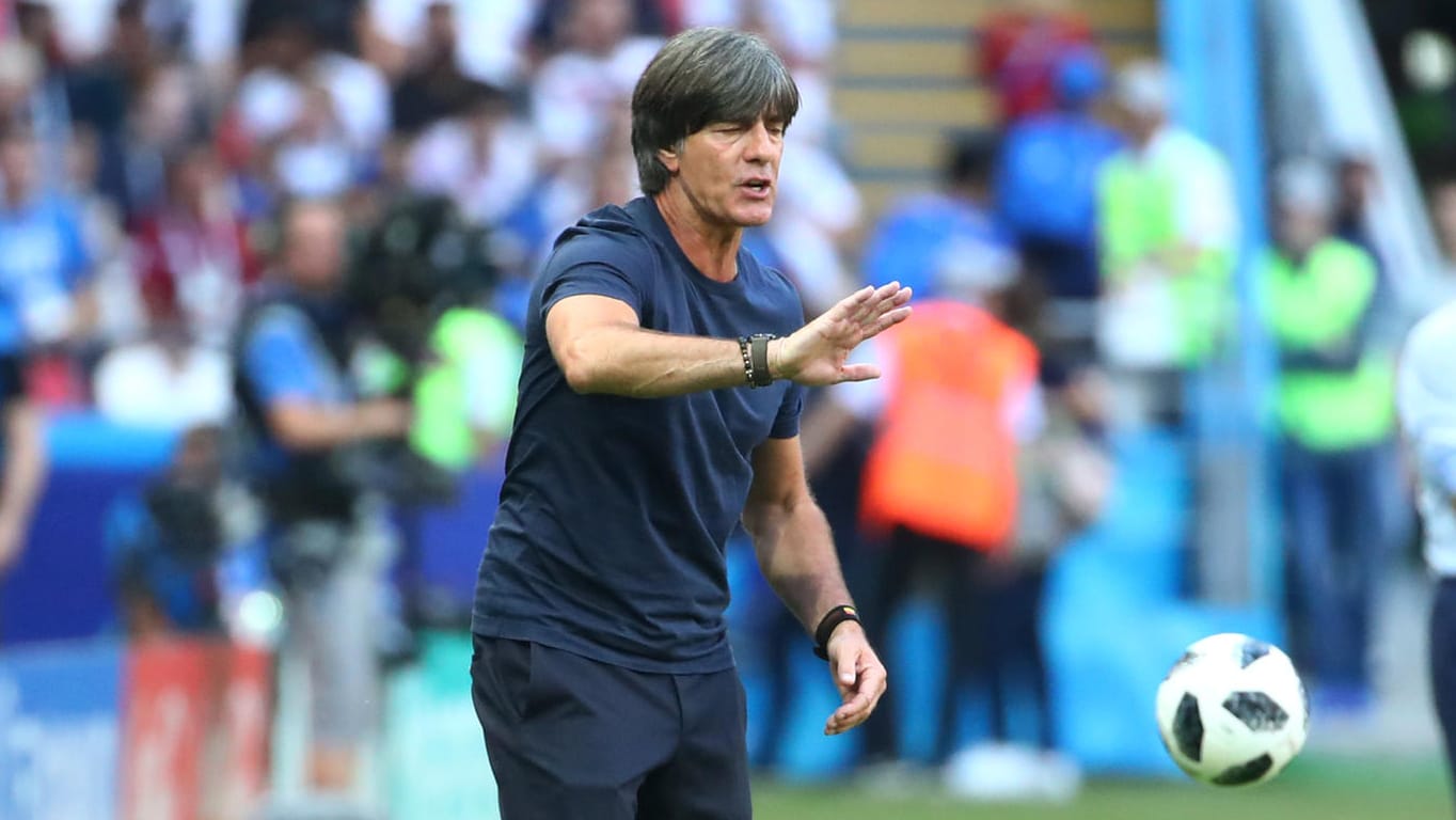 Joachim Löw während des Spiels gegen Südkorea: Der Bundestrainer muss das schlechteste Abschneiden einer deutschen Elf bei einer WM verkraften.