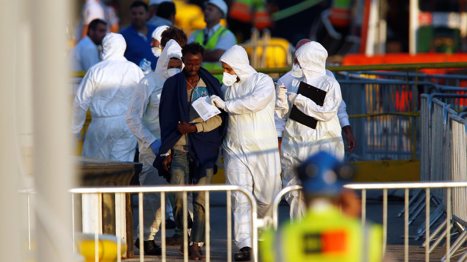 Gerettete Flüchtlinge gehen im Hafen von Valetta an Land: Das deutsche Schiff "Lifeline" irrte mit den Menschen an Bord tagelang über das Mittelmeer.