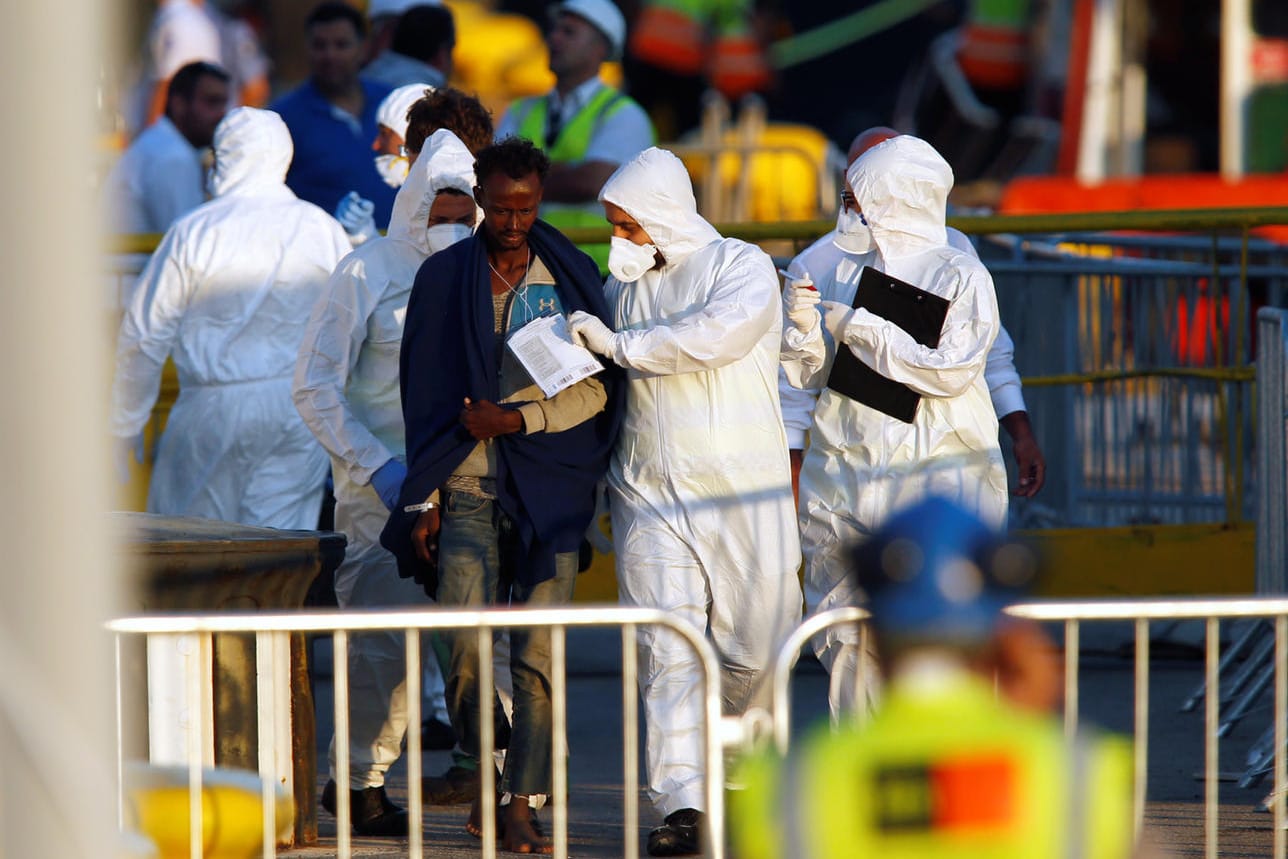 Gerettete Flüchtlinge gehen im Hafen von Valetta an Land: Das deutsche Schiff "Lifeline" irrte mit den Menschen an Bord tagelang über das Mittelmeer.