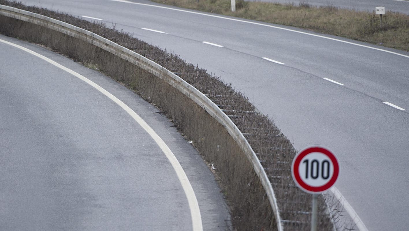 Die B42: Innerhalb weniger Minuten meldeten sich 14 Autofahrer bei der Polizei, um den Mann im Rollstuhl zu melden. (Archivbild) Die B42: Innerhalb weniger Minuten meldeten sich 14 Autofahrer bei der Polizei, um den Mann im Rollstuhl zu melden. (Archivbild)