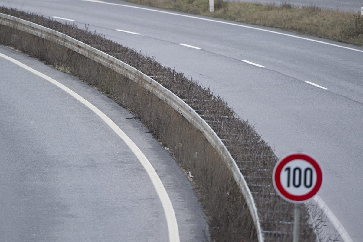 Die B42: Innerhalb weniger Minuten meldeten sich 14 Autofahrer bei der Polizei, um den Mann im Rollstuhl zu melden. (Archivbild)