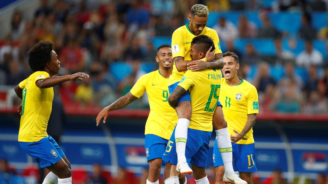 Freude bei den Brasilianern: Neymar (o.) umarmt den Torschützen Paulinho.