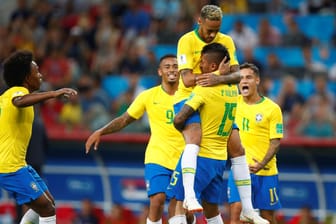 Freude bei den Brasilianern: Neymar (o.) umarmt den Torschützen Paulinho.