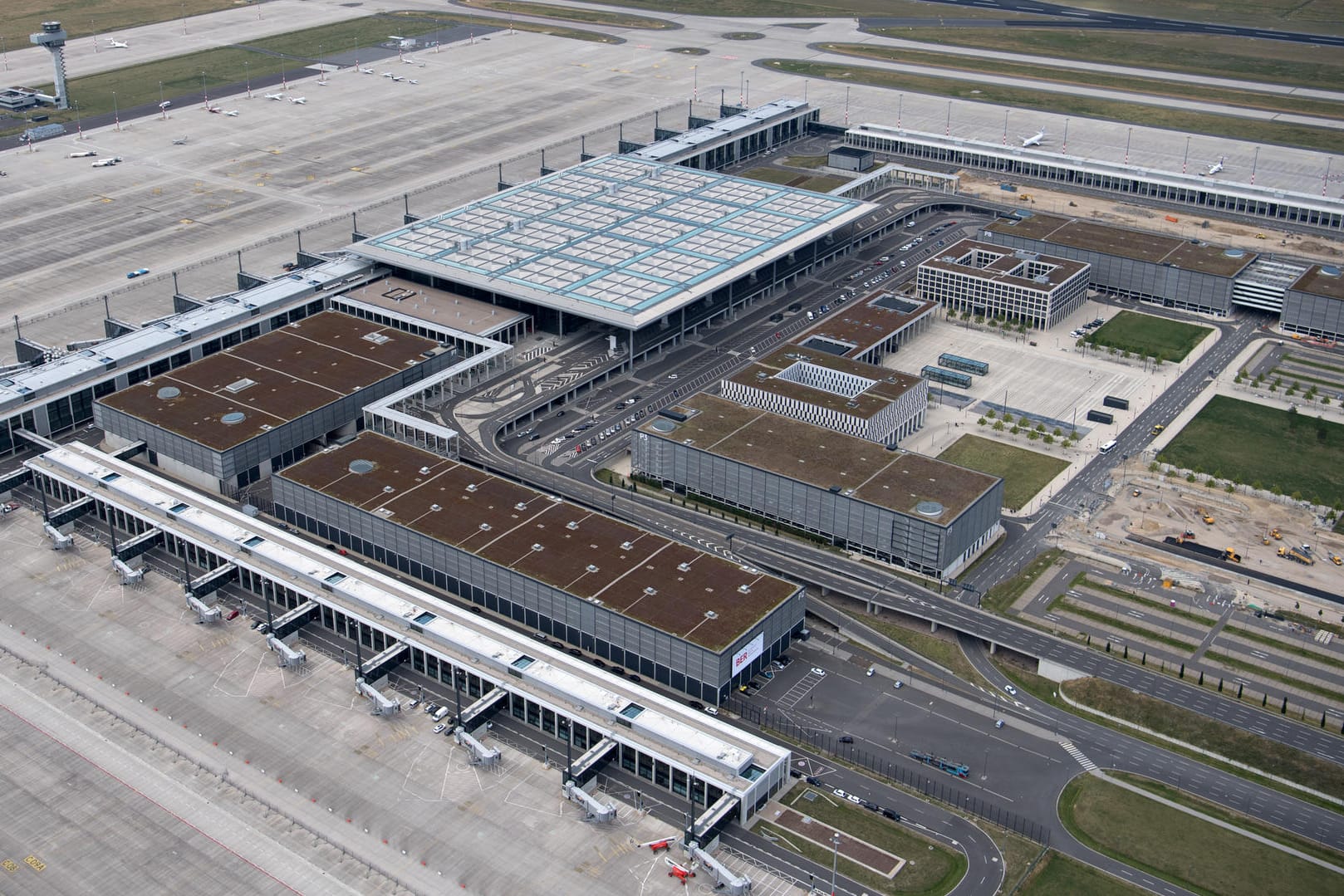 Das Parkhaus P2 hinter dem Südterminal des BER: Offenbar hat der VW-Konzern Parkflächen des Flughafens angemietet, um Autos mit Lieferverzögerungen darauf abzustellen.