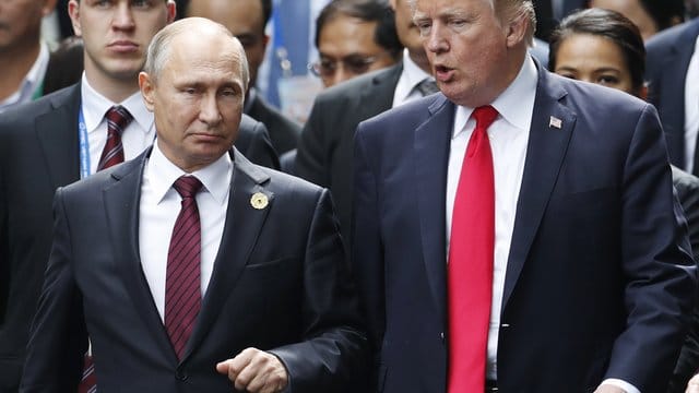 Donald Trump und Wladimir Putin beim Gipfel der Asiatisch-Pazifischen Wirtschaftsgemeinschaft (Apec). Donald Trump und Wladimir Putin beim Gipfel der Asiatisch-Pazifischen Wirtschaftsgemeinschaft (Apec).