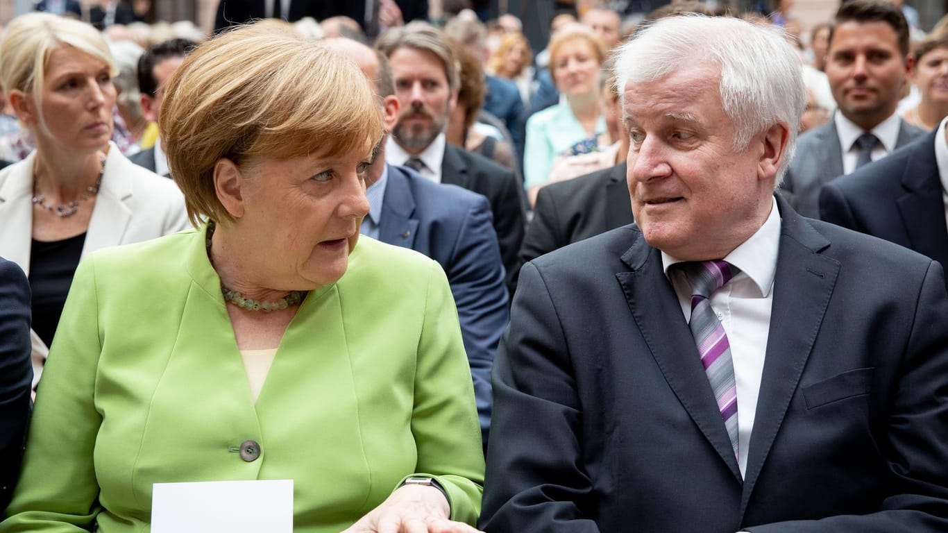 Kanzlerin Angela Merkel und Innenminister Horst Seehofer: Seehofer will anordnen, dass in einem anderen EU-Land registrierte Asylbewerber an der deutschen Grenze abgewiesen werden. Merkel lehnt dies ab.