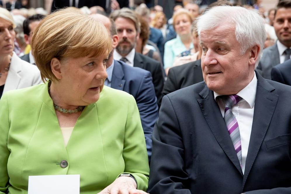 Kanzlerin Angela Merkel und Innenminister Horst Seehofer: Seehofer will anordnen, dass in einem anderen EU-Land registrierte Asylbewerber an der deutschen Grenze abgewiesen werden. Merkel lehnt dies ab.