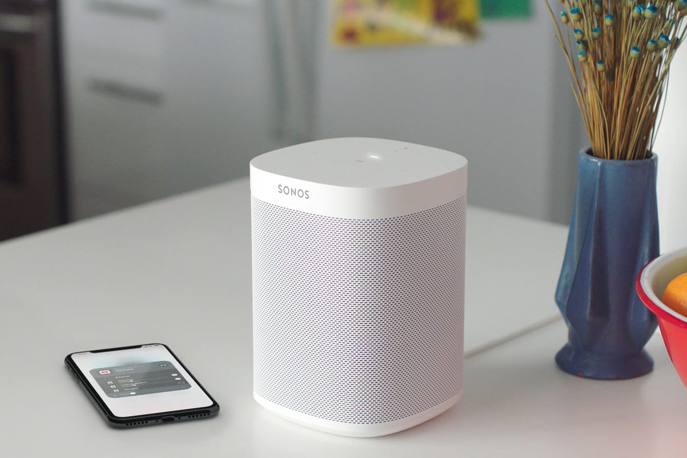 Die Soundbar neben einem Smartphone: Sonos Beam lässt sich nahtlos in das restliche Boxen-Ökosystem des Herstellers einbinden.