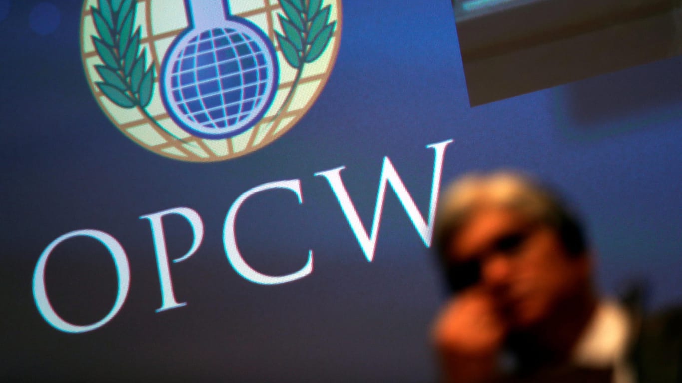 Die OPCW überwacht die Umsetzung der Chemiewaffenkonvention, sie war bislang weitgehend darauf beschränkt zu bestimmen, ob chemische Substanzen als Waffe eingesetzt wurden.