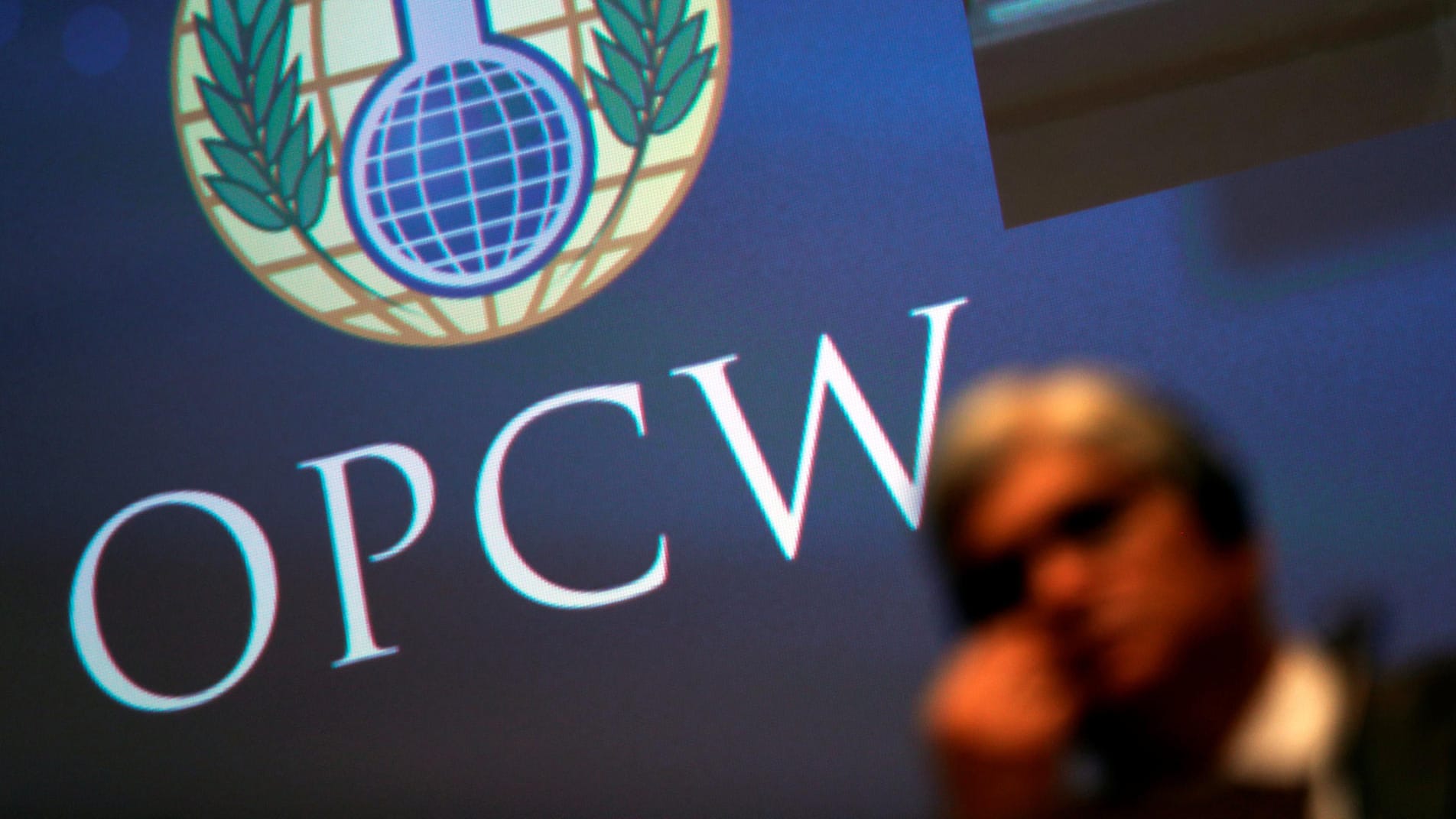 Die OPCW überwacht die Umsetzung der Chemiewaffenkonvention, sie war bislang weitgehend darauf beschränkt zu bestimmen, ob chemische Substanzen als Waffe eingesetzt wurden. Die OPCW überwacht die Umsetzung der Chemiewaffenkonvention, sie war bislang weitgehend darauf beschränkt zu bestimmen, ob chemische Substanzen als Waffe eingesetzt wurden.