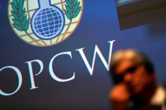 Die OPCW überwacht die Umsetzung der Chemiewaffenkonvention, sie war bislang weitgehend darauf beschränkt zu bestimmen, ob chemische Substanzen als Waffe eingesetzt wurden.