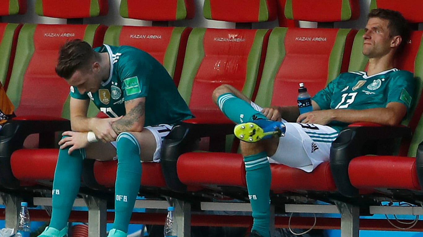 Marco Reus (l.) und Thomas Müller kauern nach dem WM-Desaster auf der Bank.