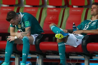 Marco Reus (l.) und Thomas Müller kauern nach dem WM-Desaster auf der Bank.