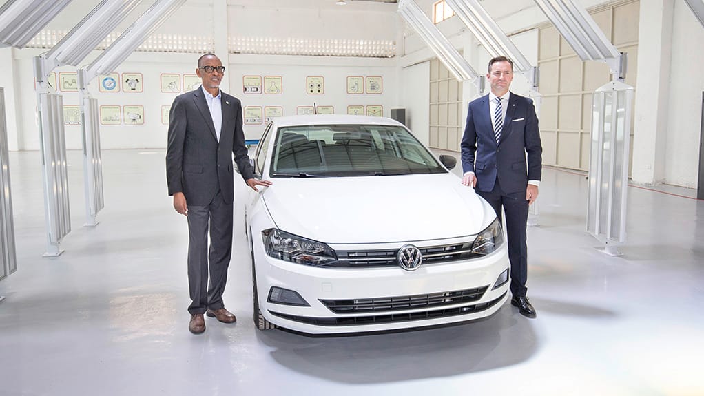 Der erste Polo aus Kigali: Ruandas Präsident Paul Kagame und VW-Manager Thomas Schäfer präsentieren das erste in dem Land gefertigte Auto des Konzerns.