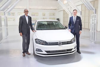 Der erste Polo aus Kigali: Ruandas Präsident Paul Kagame und VW-Manager Thomas Schäfer präsentieren das erste in dem Land gefertigte Auto des Konzerns.