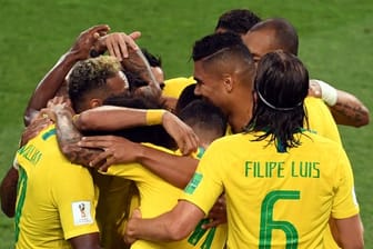 Nach dem Führungstreffer durch Paulinho ist die Freude bei den Brasilianern groß.