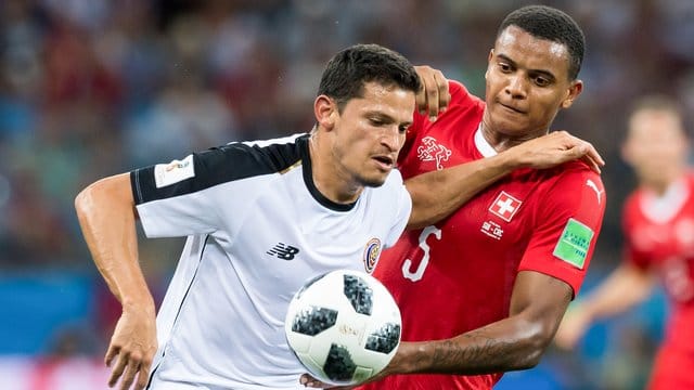 Daniel Colindres aus Costa Rica (l) schirmt den Ball gegen Manuel Akanji ab.