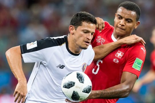 Daniel Colindres aus Costa Rica (l) schirmt den Ball gegen Manuel Akanji ab.