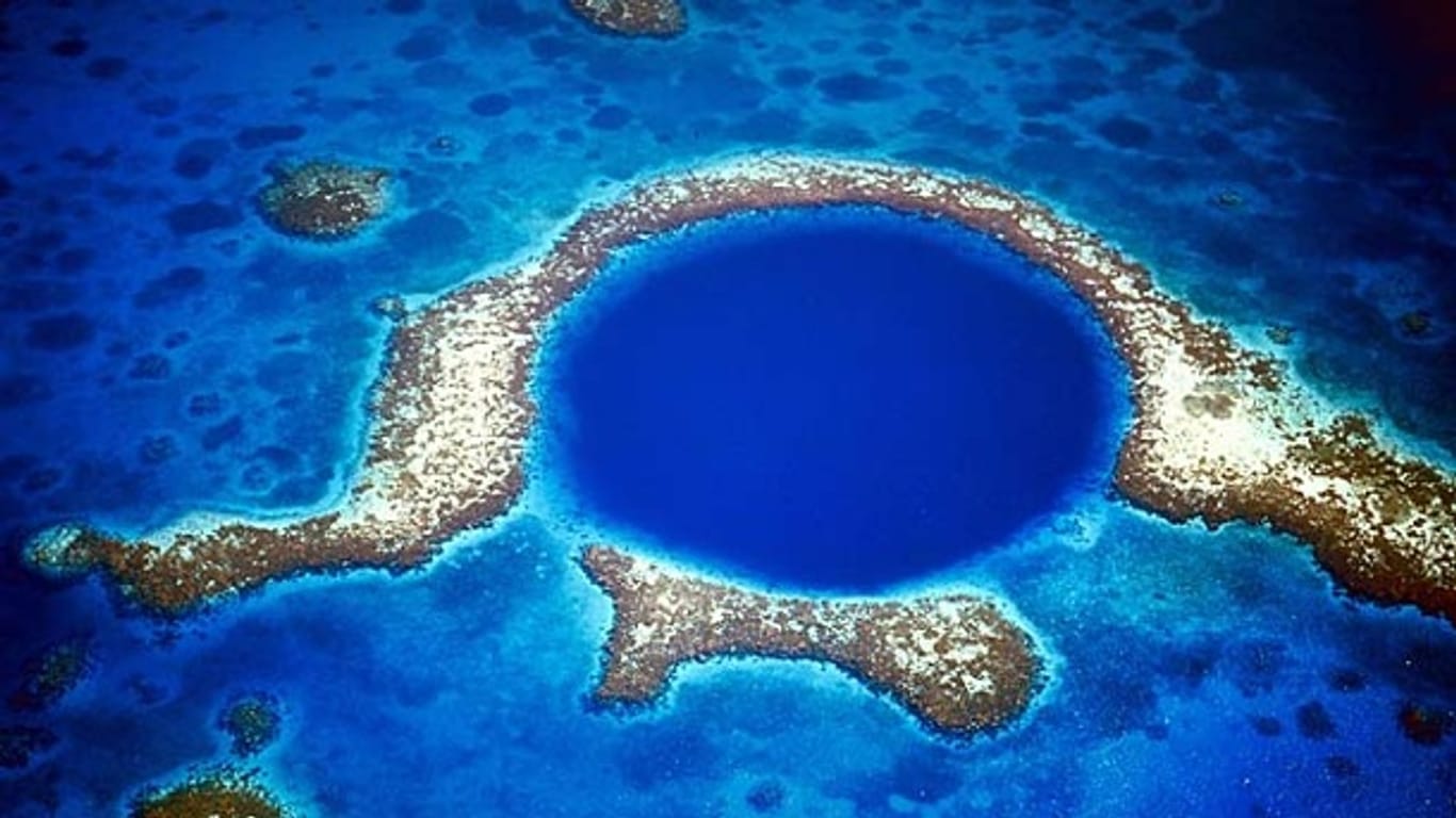 Great Blue Hole im Lighthouse Reef vor Belize